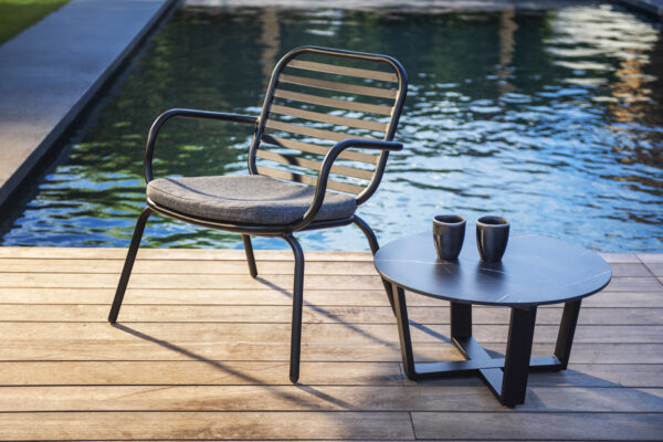 Yoi Tomo lounge chair black
