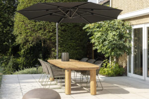 2025 M&L teak Tirrena table - galvanised steel fibre Alessio chair moss brique-linen - Vince parasol